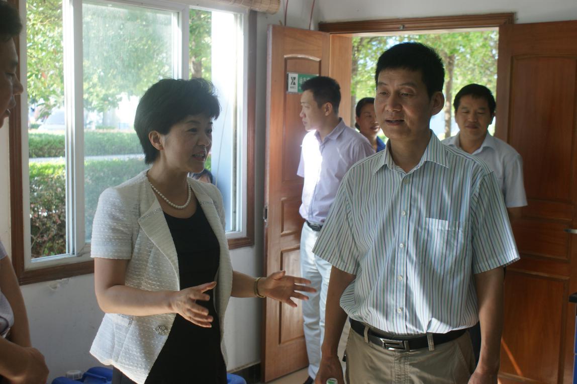 市長周文霞在(zài)公司實地(dì / de)調研公司經營情況
